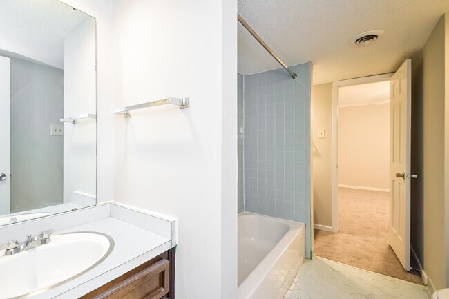 Building Photo - 5825 Lynnfield Cove