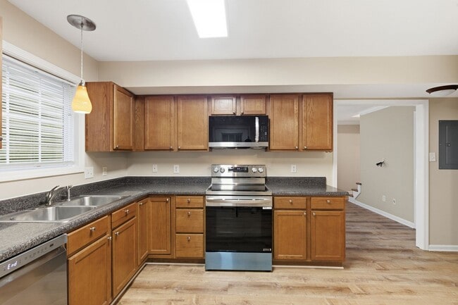 Building Photo - Knoxville 37912 - 2 bedroom 1.5 bath condo - call Jean Chung 865-386-1022