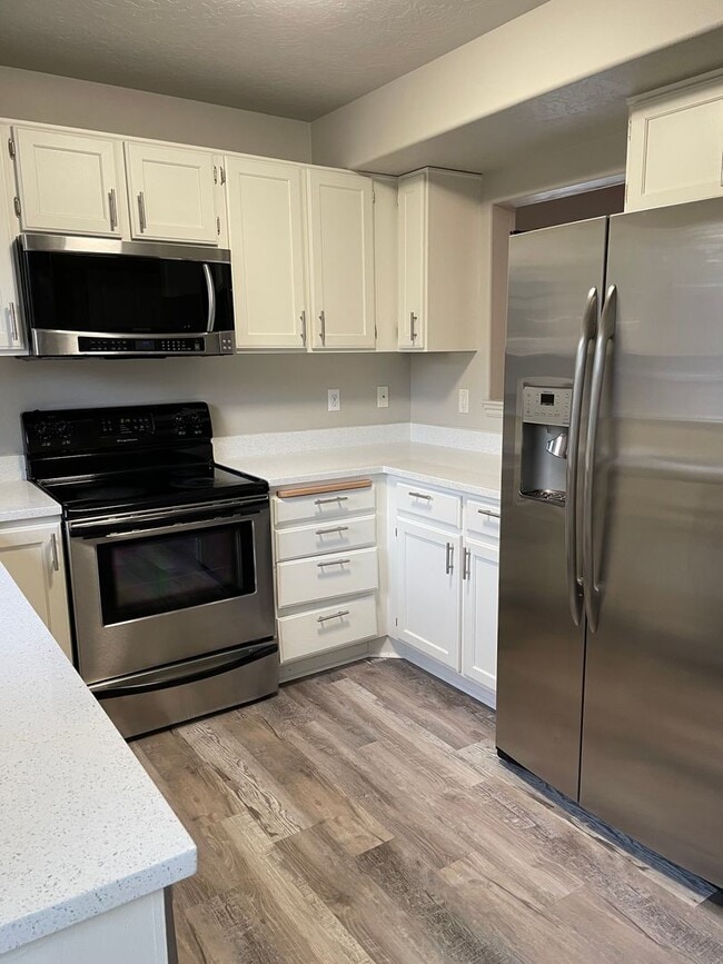 Building Photo - CHARMING HAMLET TOWNHOME