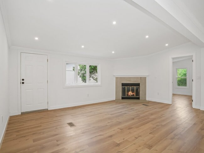 Building Photo - 28 Crescent Park Rd