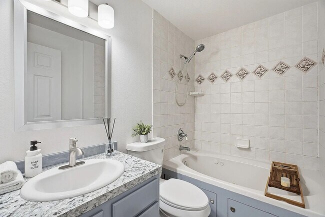 Building Photo - Spacious 4-Bed / 3-Bath South Hill Home — Views, Central A/C, Attached Garage
