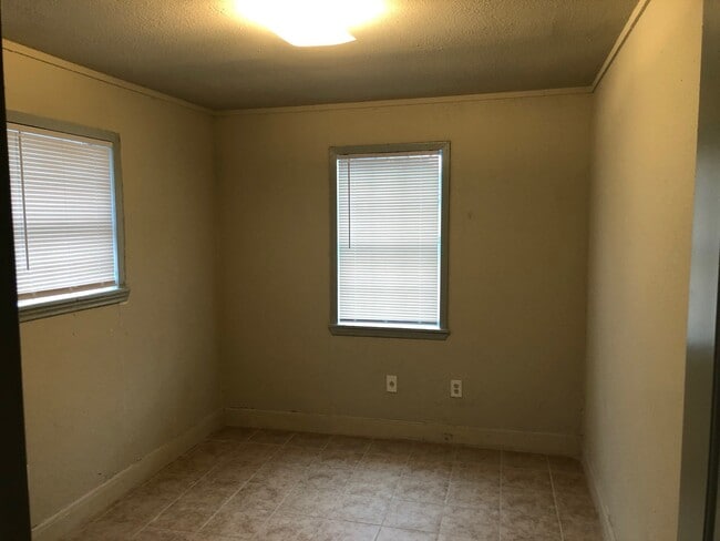 Building Photo - 3345 Linn St