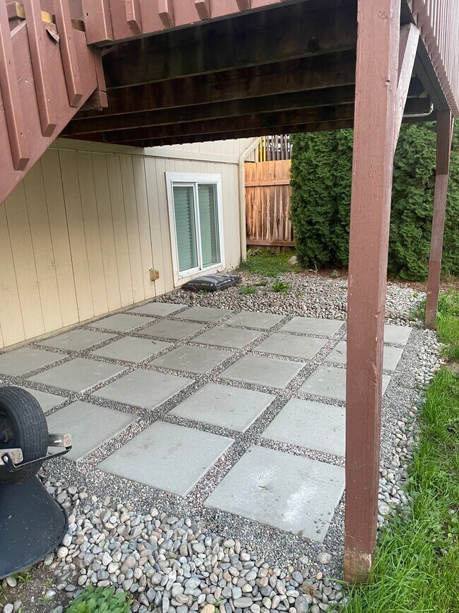 Building Photo - 908 S Salish Ct