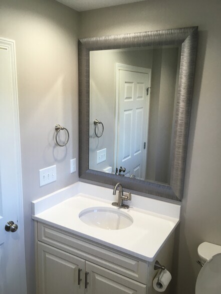 Building Photo - 6701 Pine Ridge Dr