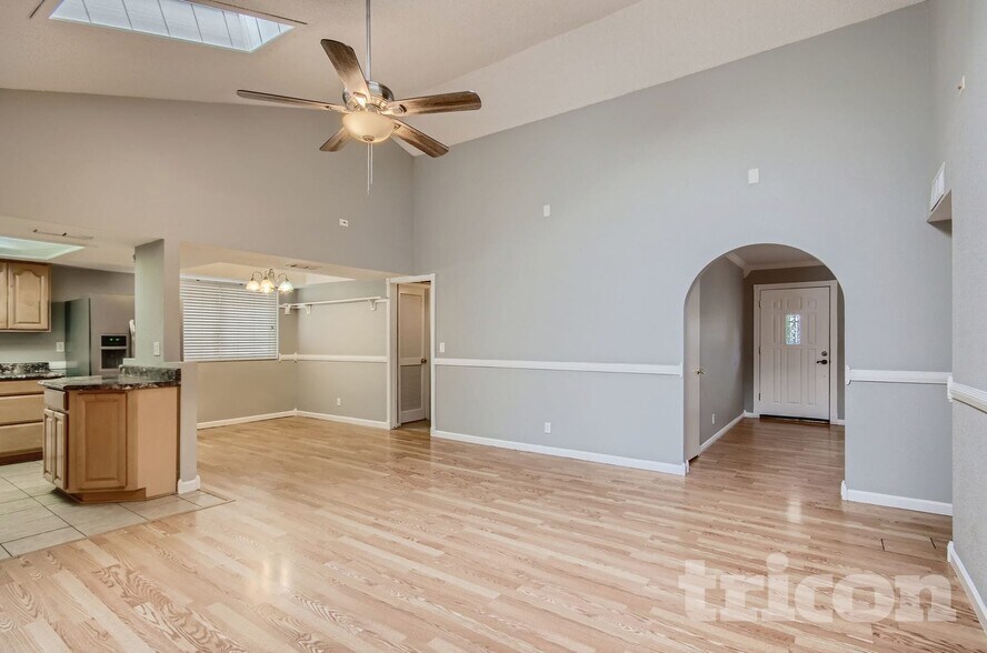 Building Photo - 2612 E Glade Ave