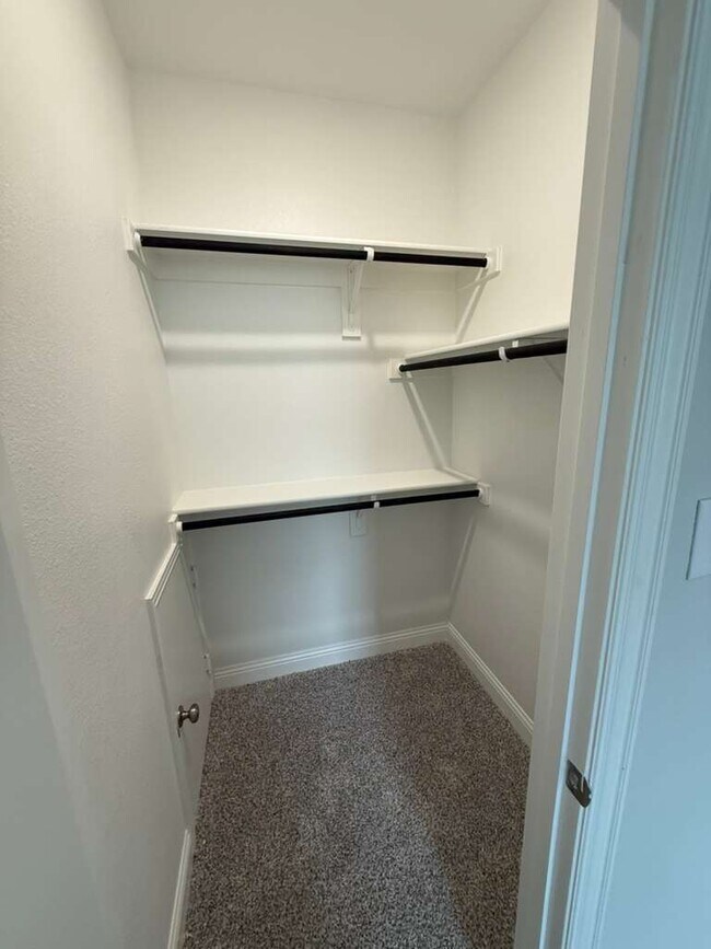 Building Photo - 517 Lana Dr