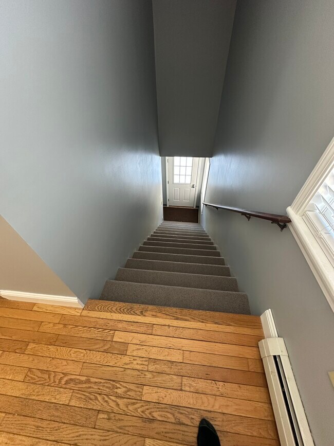 Building Photo - 524 W River Rd