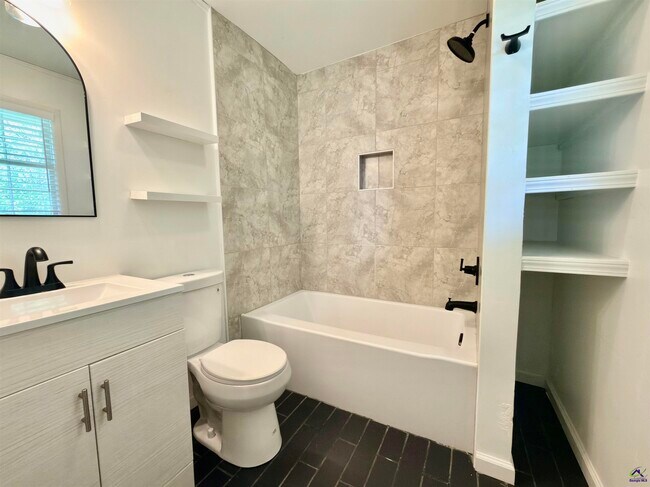 Building Photo - 214 Meadowridge Dr