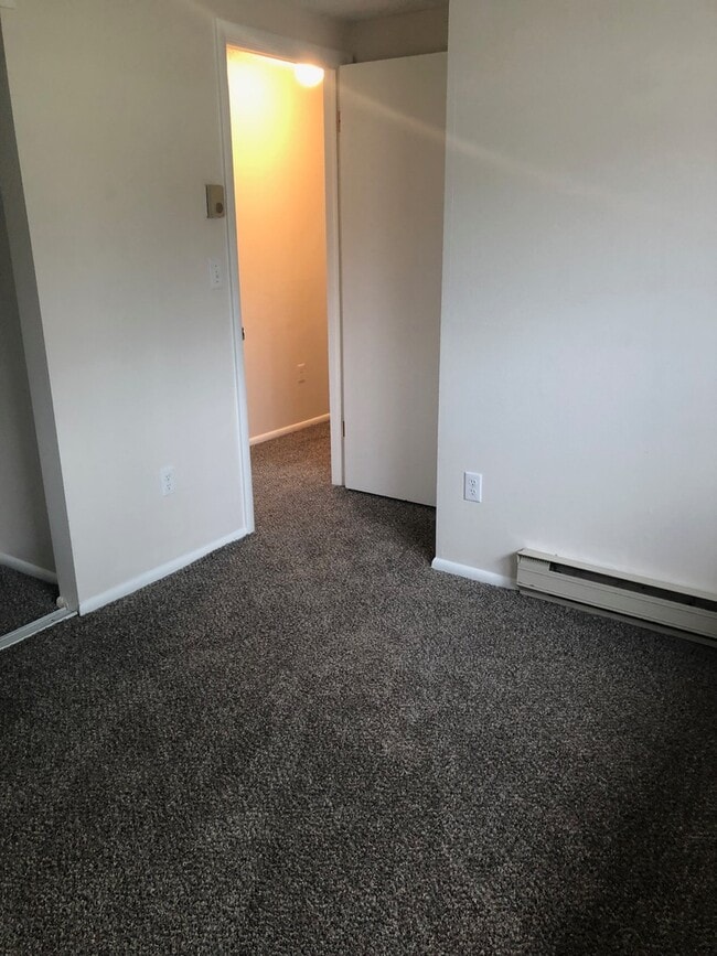 Building Photo - 3 Bedroom, 1 Bathroom Unit in Duplex for Rent