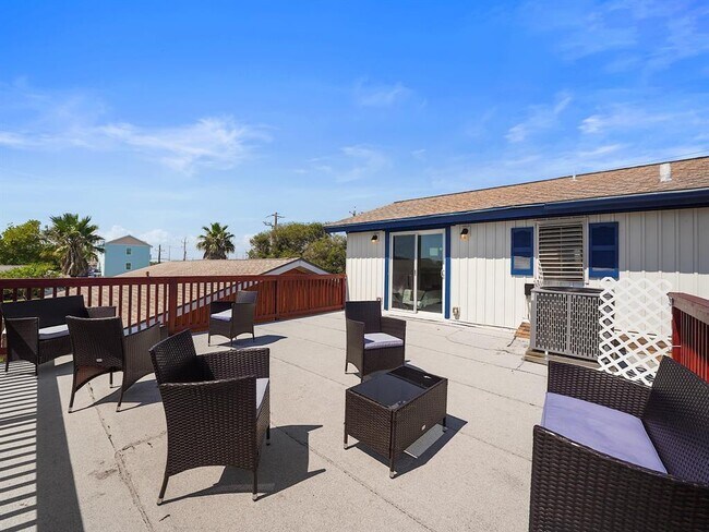Building Photo - 8007 Beluche Dr