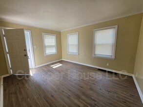 Building Photo - 1030 Hawk St