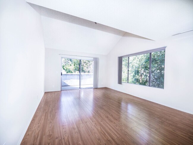 Interior Photo - 400-420 N. Oakland Ave