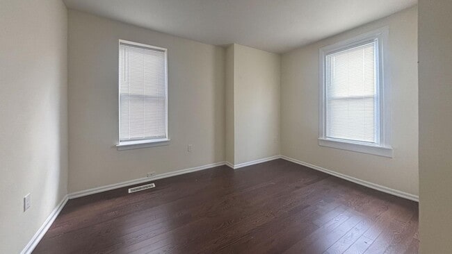 Building Photo - Newly Renovated 4BED 1.5BTH / Stainless Steel Appliances & Washer/Dryer Hookup!