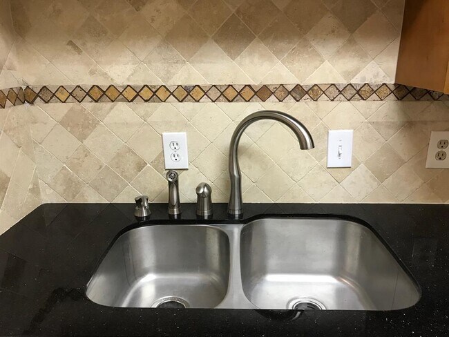 Building Photo - 1900 Bay Area Blvd