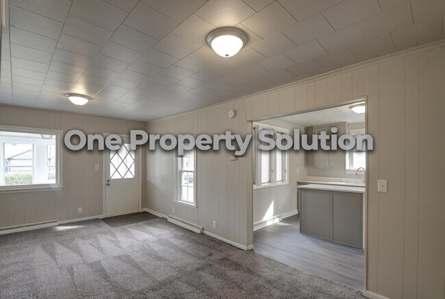 Building Photo - 810 Plain St