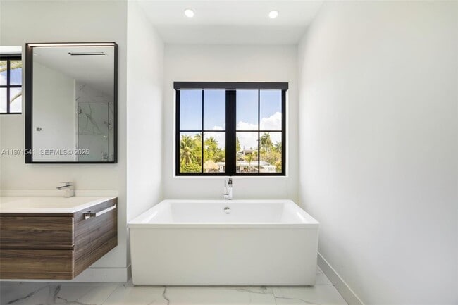 Building Photo - 885 NE 76th St