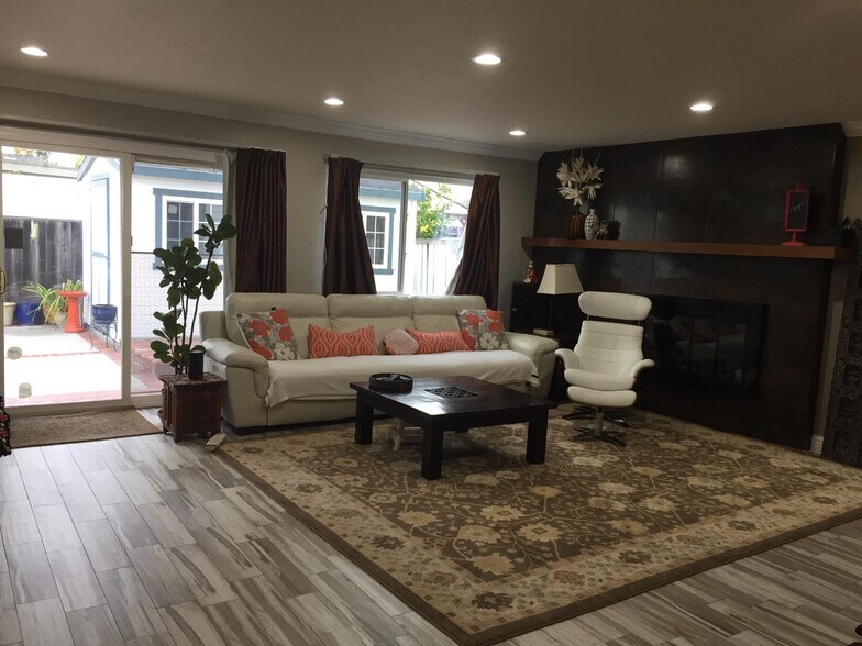 FamilyRoom1 - 37449 Rockwood Dr