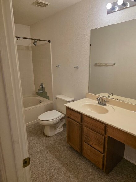 Building Photo - 400 Masonwood Dr