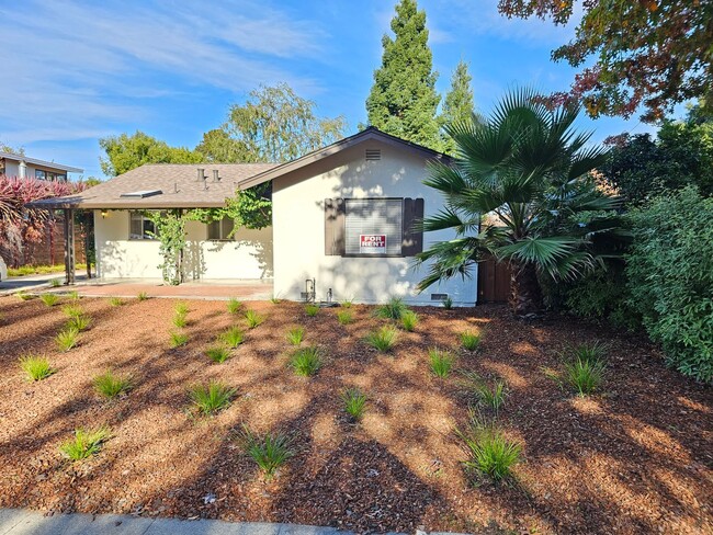 Building Photo - Charming 3 Bed 1.5 bath home in beautiful ...