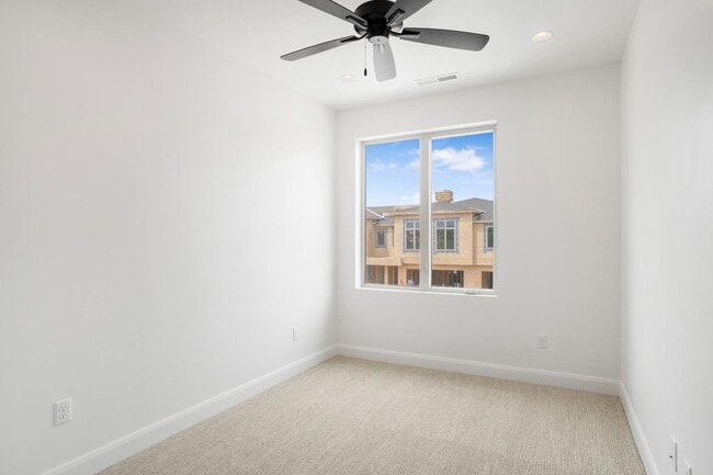 Building Photo - 1002 Manen St