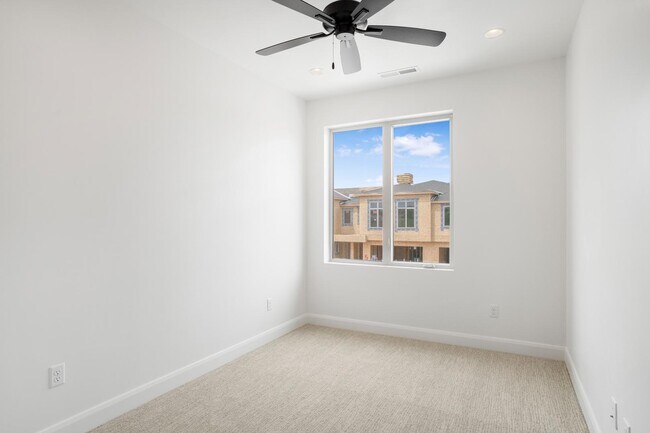 Building Photo - 984 Manen St