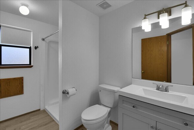 Building Photo - 5Bd/2.5Ba Everett Home