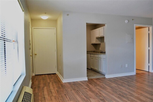 Primary Photo - 701 W Sycamore St