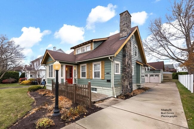 Building Photo - Quaint 4 bedroom Erie Home with Central Air & Garage Parking