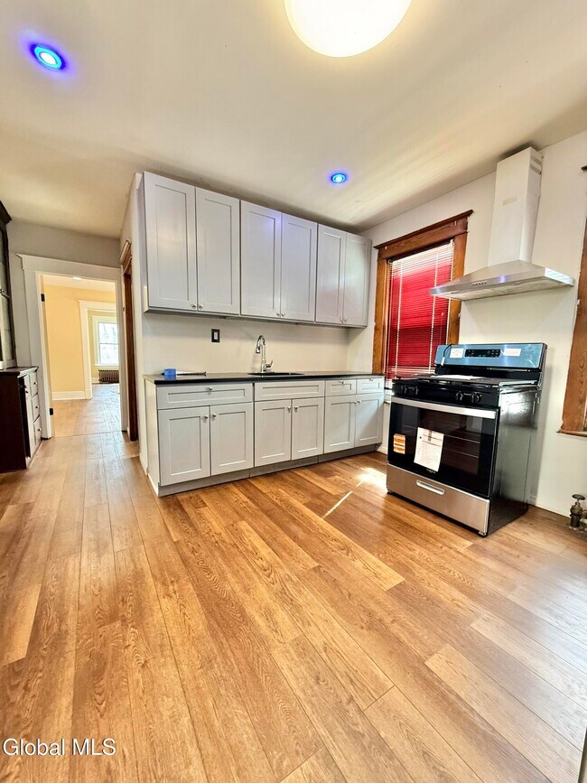 Building Photo - 1120 Pleasant St