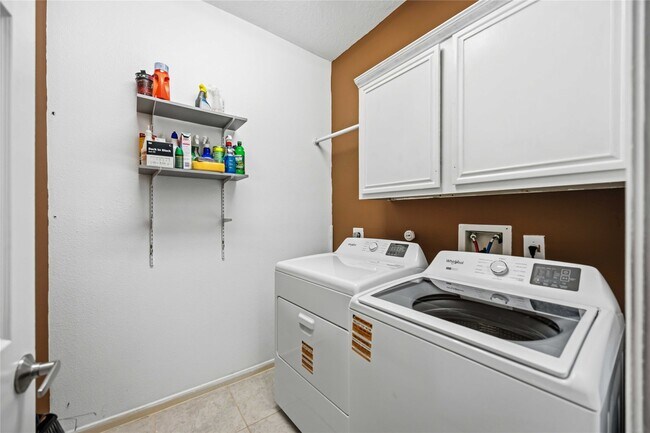 Building Photo - 1029 Riverwood Dr