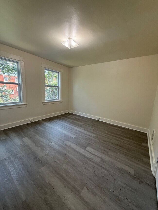Building Photo - Charming 2-Bedroom Townhome in Lincoln-Lar...