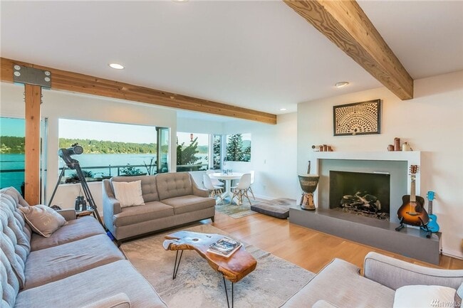 Building Photo - Stunning Lake Sammamish 50 Foot Waterfront...