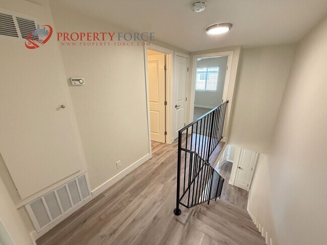 Building Photo - 946 Tamarack Ln