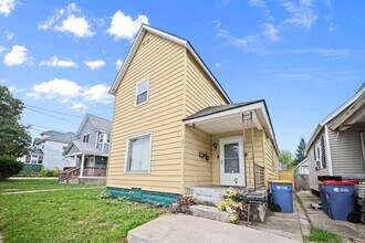 Building Photo - 921 Fourth NW