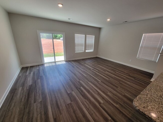 Building Photo - 3 Bed, 2 Bath Townhome Available in Berea