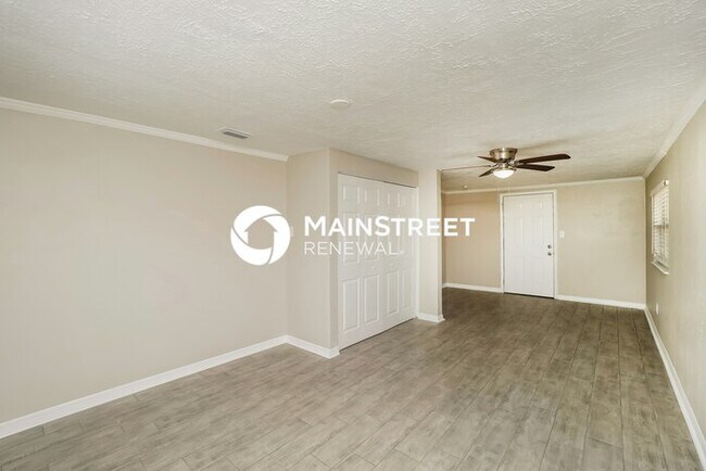Building Photo - 3 Bedroom Pet-Friendly Home in TAMPA, FL with Main Street Renewal