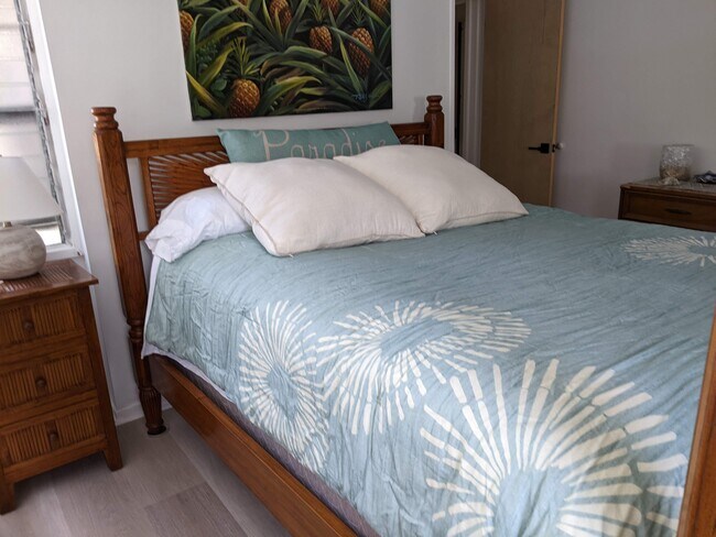 Main bedroom with queen bed - 426 Ilimano St