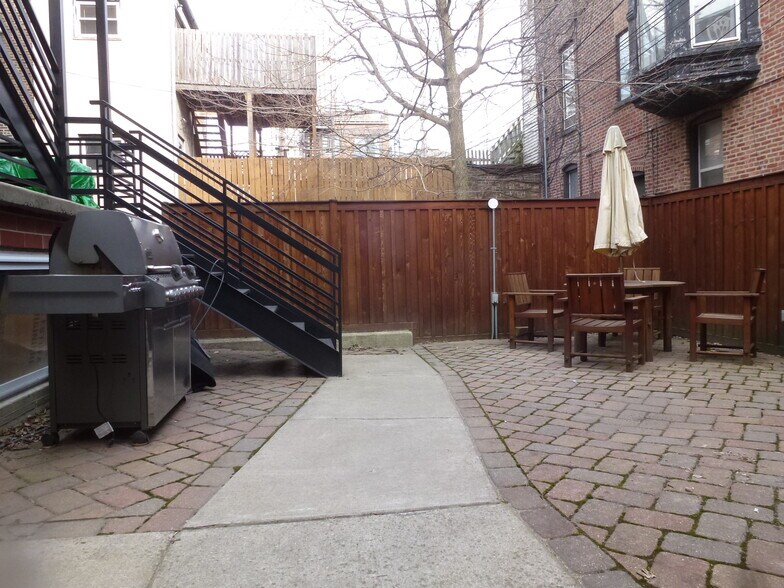 Building Photo - 421 W Armitage Ave