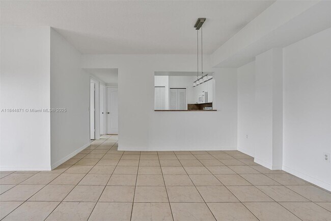 Building Photo - 9340 Fontainebleau Blvd