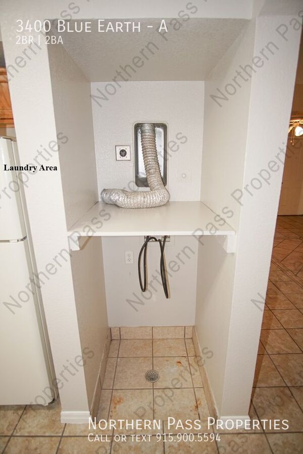 Building Photo - 2 Bedroom Apartment w/Refrigerated AC!! 2 ...