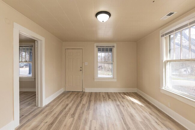 Building Photo - Two Bedroom Home!