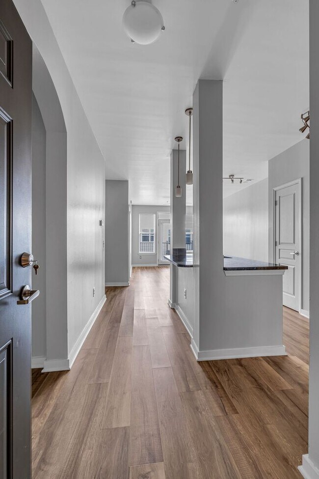 Building Photo - Awesome 1BE/1BA Condo in the heart of West End!