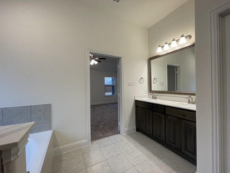 Master bathroom - 3016 Bobcat Dr