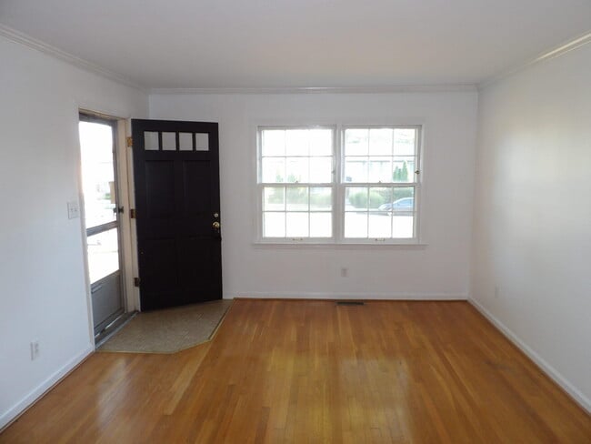 Building Photo - 837 Malabu Dr