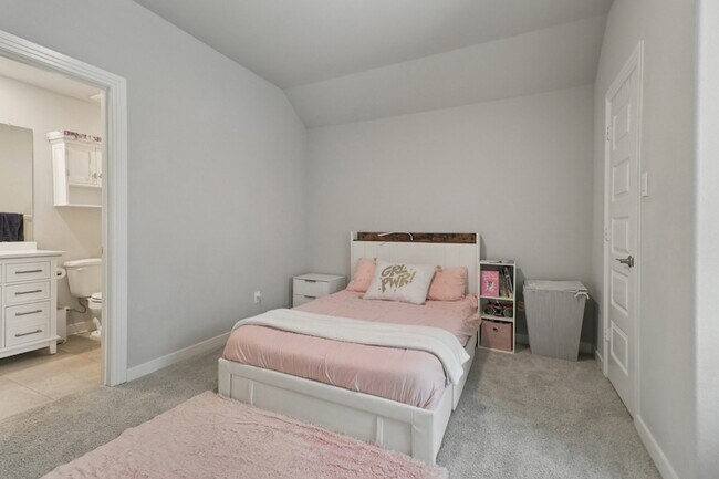 Building Photo - 1329 Stoneleigh Pl