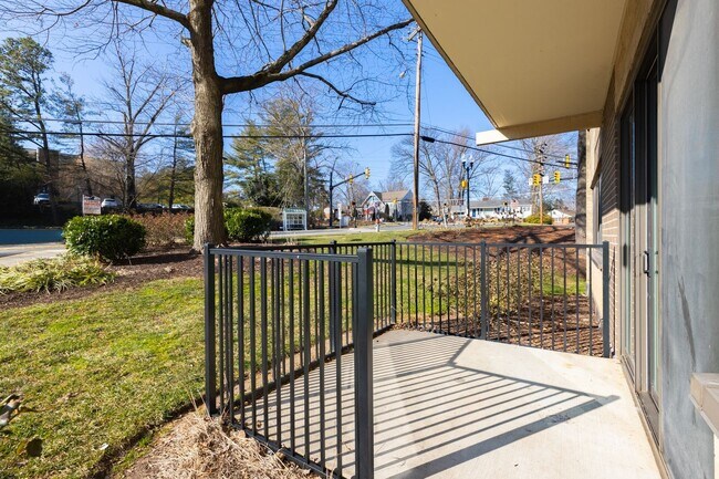 Building Photo - Charming garden-level 2-bedroom, 1-bath home