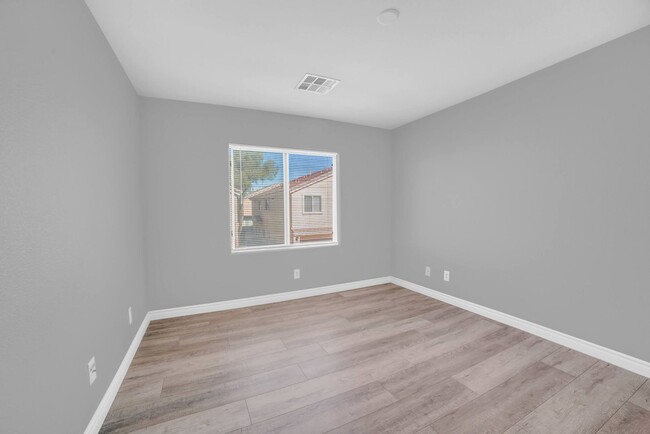 Building Photo - MOVE-IN READY FANTASTIC UPPER LEVEL 2-BEDR...