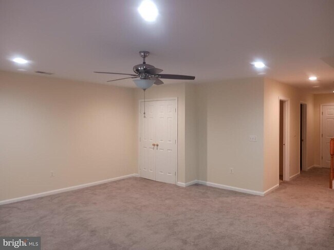 Building Photo - 205 Hillside Ct