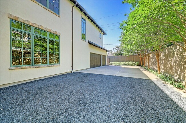 Building Photo - 5610 Lynbrook Dr