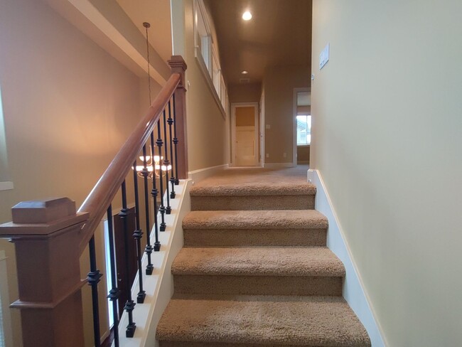 Building Photo - Stunning Renaissance Home, 5 bedroom 3 ful...